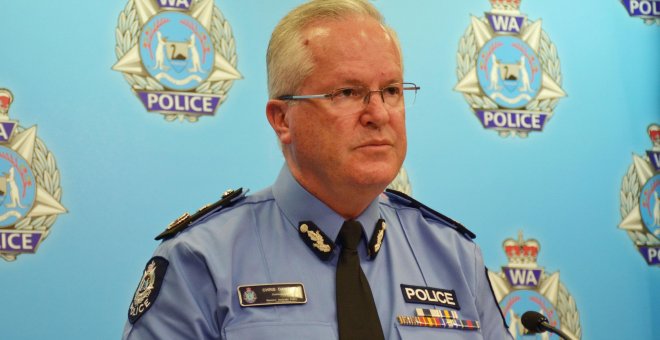 El comisionado de policía Chris Dawson se dirige a los medios en Perth/Reuters