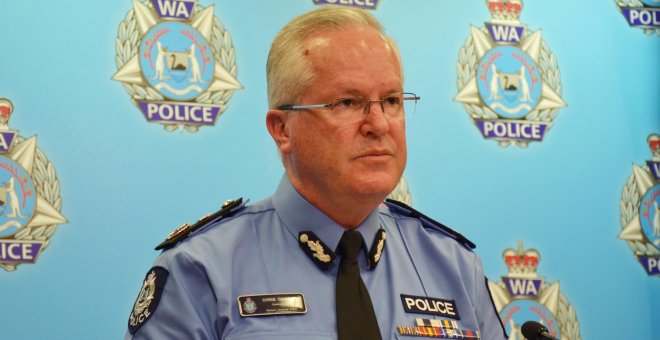 El comisionado de policía Chris Dawson se dirige a los medios en Perth/Reuters
