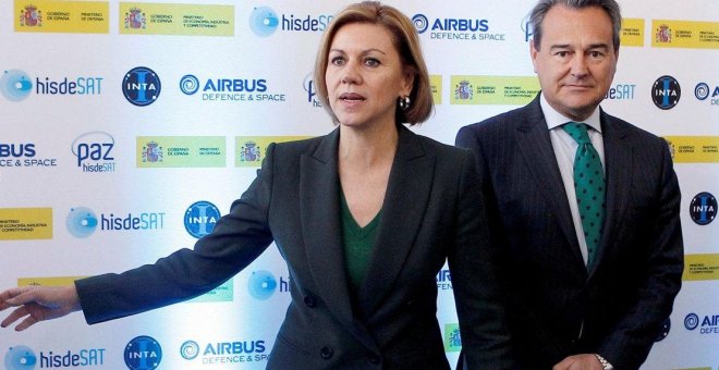 Dolores de Cospedal junto a su secretario de Estado, Agustín Conde. EFE/Archivo