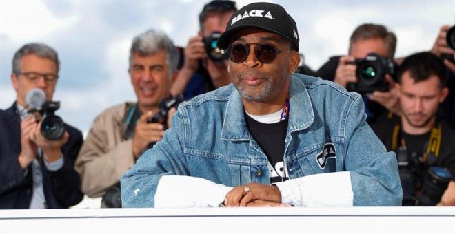 El director de cine estadounidense Spike Lee posa durante el pase gráfico de la película BlacKkKlansman. EFE