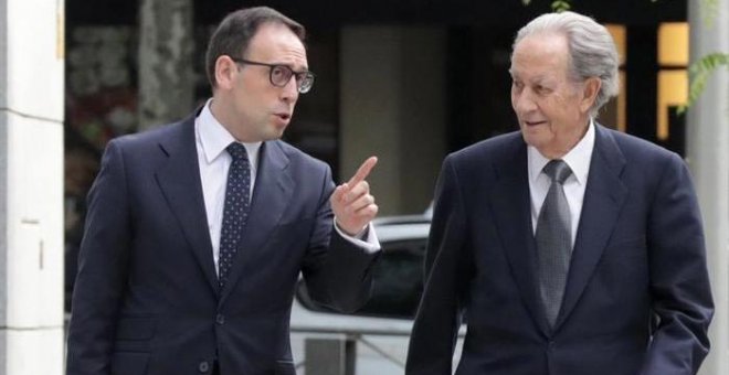 El expresidente de OHL Juan Miguel Villar Mir (dcha)ha llegado esta mañana a la Audiencia Nacional para declarar como investigado ante el juez del caso Lezo, Manuel García Castellón, en la pieza en la que se investiga la adjudicación del tren de Navalcarn