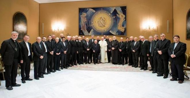 El papa Francisco posa junto a los obispos chilenos en el Vaticano. REUTERS/OSSERVATORE ROMANO