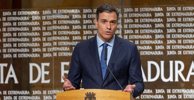 El secretario general del PSOE, Pedro Sánchez, durante la rueda de prensa posterior al encuentro de trabajo mantenido con el presidente de la Junta de Extremadura, Guillermo Fernández Vara, en Mérida. EFE/Jero Morales