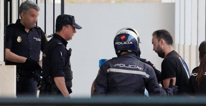 El piloto de la lancha semirrígida que arrolló una embarcación de recreo en Algeciras (Cádiz) causando la muerte de un niño de 9 años en el momento de su llegada a los juzgados. /EFE
