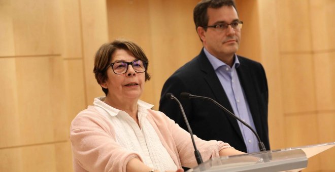 La delegada de Medio Ambiente y Movilidad, Inés Sabanés, y el concejal del PSOE, Chema Dávila, durante su comparecencia ante la prensa tras el encuentro mantenido hoy 22/05/2018. AYUNTAMIENTO DE MADRID