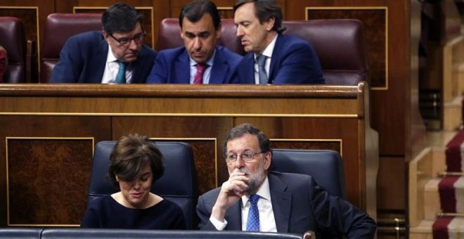 Saénz de Santamaría y Rajoy, durante el pleno. EFE/Javier Lizón