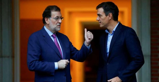 Mariano Rajoy y Pedro Sánchez en julio de 2017 durante un encuentro en La Moncloa. (JUAN MEDINA | EFE)