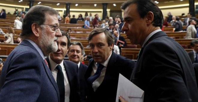 Rajoy conversa con Maillo, Hernando y Ayllón en el hemiciclo - EFE