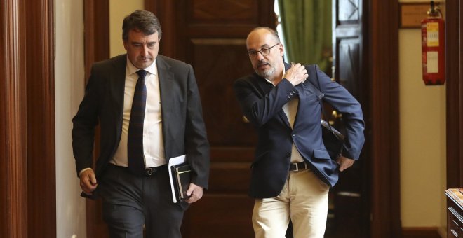 Los diputados de PNV Aitor Esteban y de PdeCAT Carles Campuzano a su salida de la reunión de la Junta de Portavoces en el Congreso de los Diputados. EFE/Ballesteros