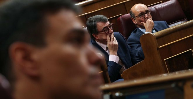El líder del Partido Socialista Pedro Sánchez, el portavoz del Partido Nacionalista Vasco (PNV), Aitor Esteban y Mikel Legarda durante una moción de censura- REUTERS