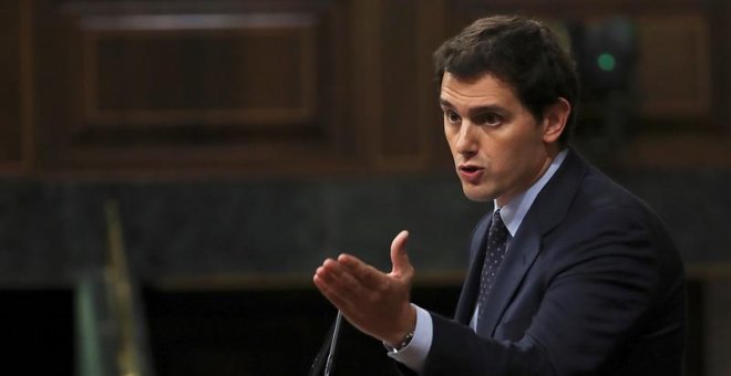 El líder de Ciudadanos, Albert Rivera, durante su intervención en el debate de la moción de censura presentada por el PSOE contra el presidente del Gobierno, Mariano Rajoy, esta tarde en el Congreso de los Diputados. EFE/Kiko Huesca