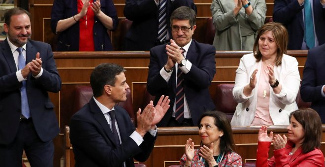 El secretario general del PSOE Pedro Sánchez aplaudido por su grupo parlamentario en el hemiciclo del Congreso, tras la moción de censura. / Reuters