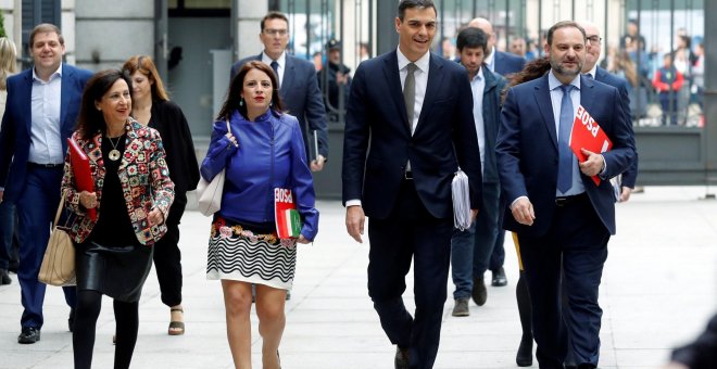 Pedro Sánchez, acompañado por Adriana Lastra, José Luis Ábalos, Margarita Robles, llegando a la primera sesión del  debate de la moción de censura. En segunda fila, a la izquierda, Juanma Serrano. EFE