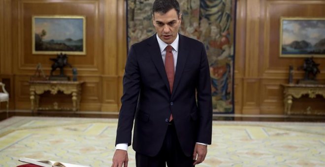 02/06/2018.- El líder del PSOE, Pedro Sánchez, ha prometido hoy ante el Rey el cargo de presidente del Gobierno, en un acto en el Palacio de la Zarzuela en el que la novedad ha sido que por primera vez en democracia, lo ha hecho ante la Constitución, pero