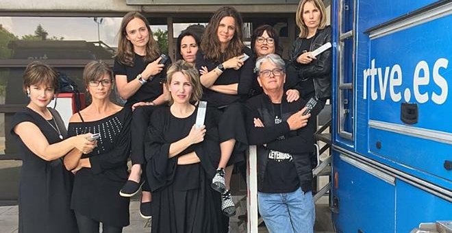 Trabajadoras de RTVE, vestidas de negro en apoyo a la protesta de los 'Viernes negros'. CONSEJO DE INFORMATIVOS DE RTVE