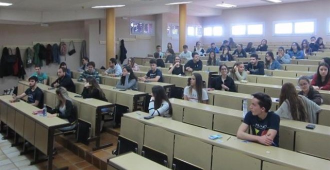 Estudiantes extremeños durante las pruebas de la EBAU. EUROPA PRESS