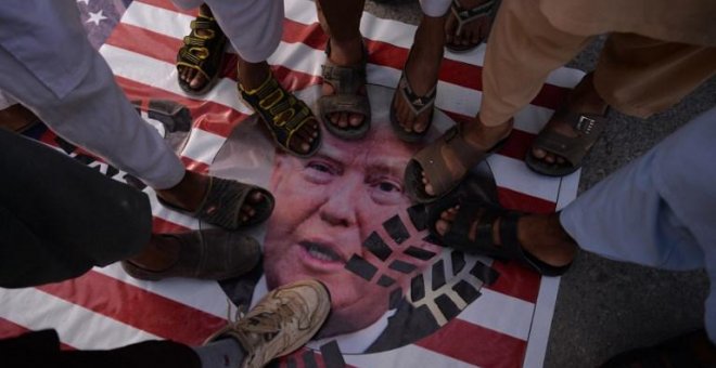 Manifestantes chiítas paquistaníes portan una bandera estadounidense con una imagen impresa del presidente estadounidense Donald Trump durante una protesta. AAMIR QURESHI / AFP