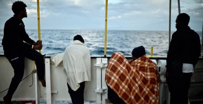 Varios migrantes en el interior del Aquarius. - AFP