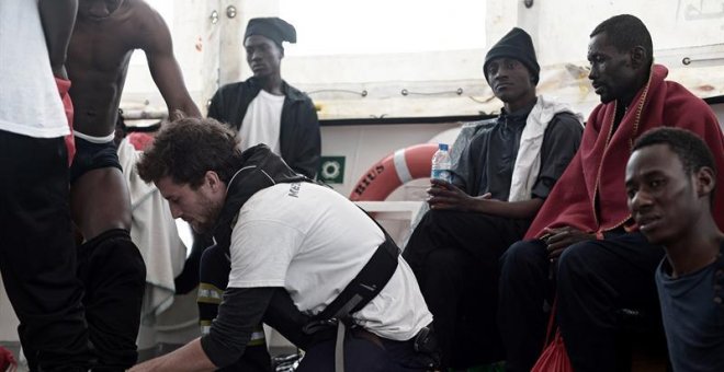 Fotografía cedida por la ONG "SOS Mediterranee" que muestra a varios de los 629 inmigrantes rescatados a bordo del barco Aquarius. - EFE