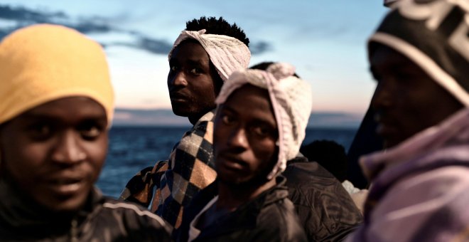 Varios de los rescatados, a bordo del Aquarius, en camino a València.- Karpov / SOS Mediterranee/