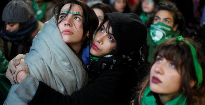 Miles de manifestantes esperan en las puertas del Congreso el resultado de la votación por la despenalización del aborto en Argentina.- REUTERS/Martin Acosta