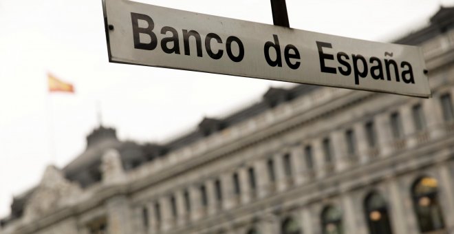 El letrero de la entrada de la estación de metro de Banco de España, frente a la sede de la entidad, en el centro de Madrid. REUTERS/Juan Medina