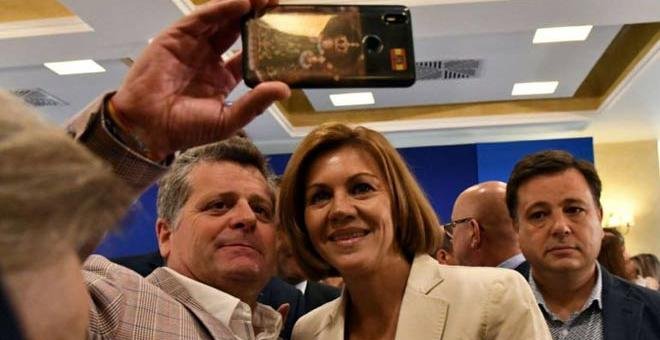 Foto distribuida por el PP en la que se puede ver a Cospedal haciéndose un 'selfie' con un seguidor cuyo móvil luce una bandera franquista. (Partido Popular)