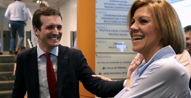 Los candidatos a presidir el Partido Popular, María Dolores de Cospedal y Pablo Casado, durante la presentación de avales, en la sede del partido en Madrid.EFE/JJ Guillén