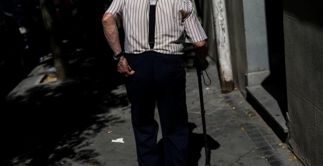 Un pensionista camina por una calle de Madrid. REUTERS/Susana Vera