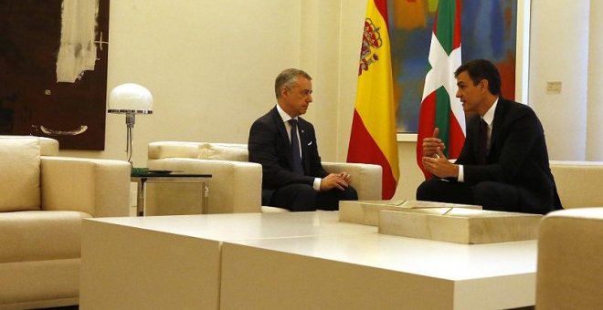 El presidente del Gobierno, Pedro Sánchez, y el presidente del Gobierno Vasco, Iñigo Urkullu, durante una reunión. / LA MONCLOA