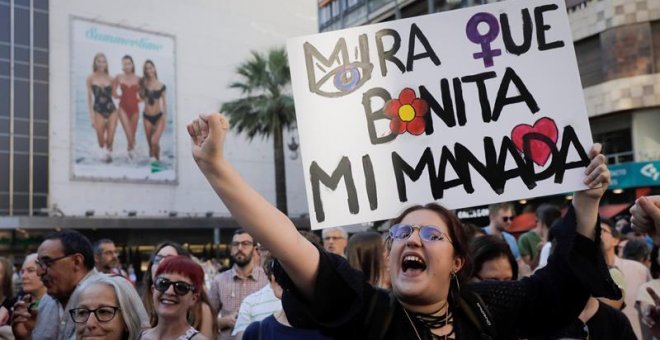 Una joven protesta durante una concentración contra la puesta en libertad provisional de los cinco condenados de La Manada. EFE/Kai Försterling/Archivo