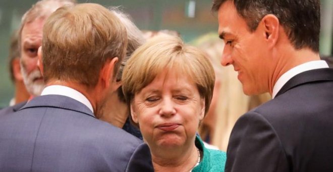 Angela Merkel, junto a Pedro Sánchez y Donald Tusk. - AFP