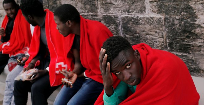 Varios migrantes en el puerto de Tarifa (Cádiz), tras ser rescatados el pasado sábado cuando viajaban en un patera.- REUTERS/JON NAZCA