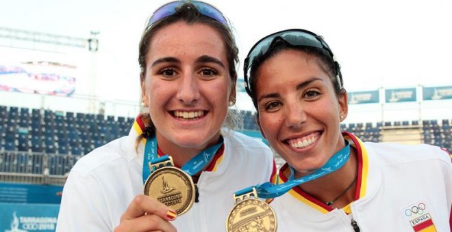 30/06/2018-- Las españolas Belén Corro(i) y Paula Soria (d) muestran su alegría tras ganar la medalla de oro en la final España/ Francia de voley playa celebrada hoy en Tarragona.EFE/Javier Cebollada