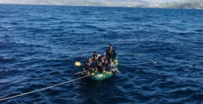 Migrantes a borde de una embarcación en aguas del Estrecho. / Salvamento Marítimo