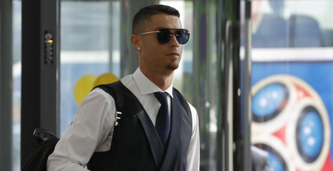 Cristiano Ronaldo en el aeropuerto de Moscú, a punto de regresar a Portugal tras ser eliminado del Mundial. /REUTERS