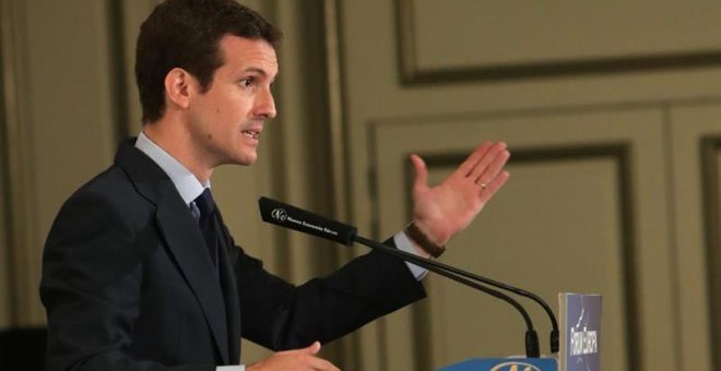 16/7/2018.- El candidato a la Presidencia del PP Pablo Casado, durante su intervención en un desayuno informativo al que ha asistido la secretaria general, María Dolores de Cospedal, que le ha dado su apoyo, y donde Casado ha prometido que si gana este pr