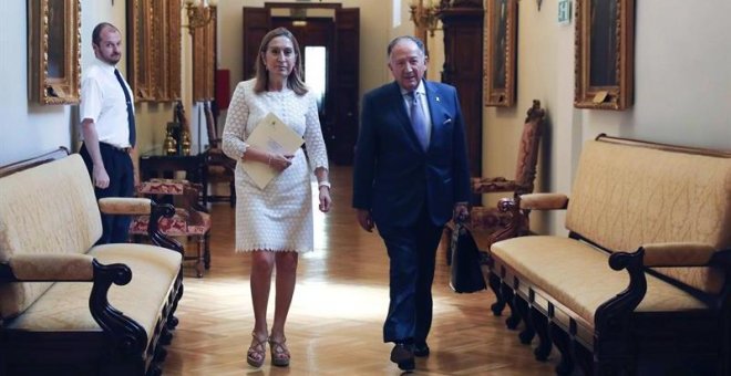 El director del Centro Nacional de Inteligencia, Felix Sanz Roldán (d), junto a la presidenta del Congreso, Ana Pastor, a su llegada a la Cámara Baja donde comparecerá en la Comisión de control de los créditos destinados a gastos reservados. EFE/Kiko Hues