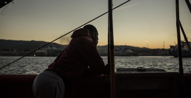 Un migrantes observa Algeciras desde el barco María Zambrano de Salvamento Marítimo. JAIRO VARGAS