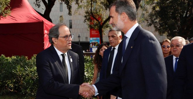 El rey Felipe VI saluda al presidente de la Generalitat, Quim Torra, a su llegada a la plaza de Catalunya para presidir los actos de homenaje a las víctimas en el primer aniversario de los atentados del 17 de agosto en Barcelona y Cambrils. EFE/Casa de S.