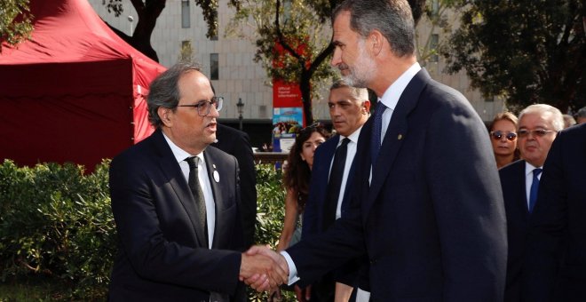 El rey Felipe VI saluda al presidente de la Generalitat, Quim Torra, a su llegada a la plaza de Catalunya para presidir los actos de homenaje a las víctimas en el primer aniversario de los atentados del 17 de agosto en Barcelona y Cambrils. EFE/Casa de S.