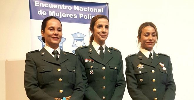 Entrega de premios de II Distinción Nacional a la Mujer Policía, donde se reconoce a Gloria Moreno (izquierda) por ser una "referencia nacional" para la protección del medio ambiente y de los animales. SERGIO CALLEJA