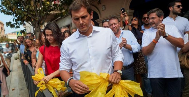 Albert Rivera e Inés Arrimadas retiran lazos amarillos en Alella. / ALEJANDRO GARCÍA (EFE)