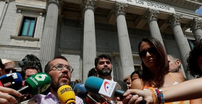 El secretario de Organización de Podemos, Pablo Echenique, hace declaraciones a la prensa tras la mesa fiscal entre el Gobierno y Unidos Podemos-En Comú Podem-En Marea, hoy en el Congreso. EFE/FERNANDO ALVARADO