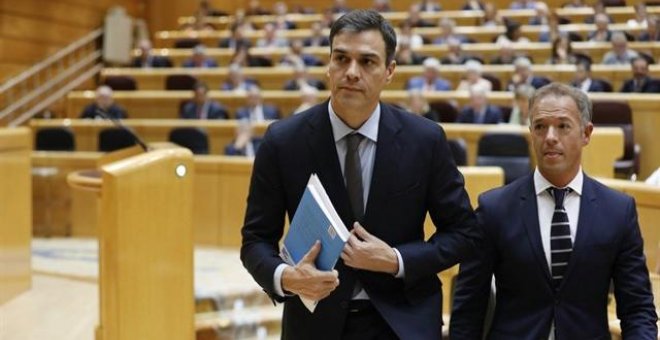 El portavoz del PSOE en el Senado, Ander Gil, y el presidente del Gobierno, Pedro Sánchez, en una foto de archivo. MARTA JARA / EUROPA PRESS