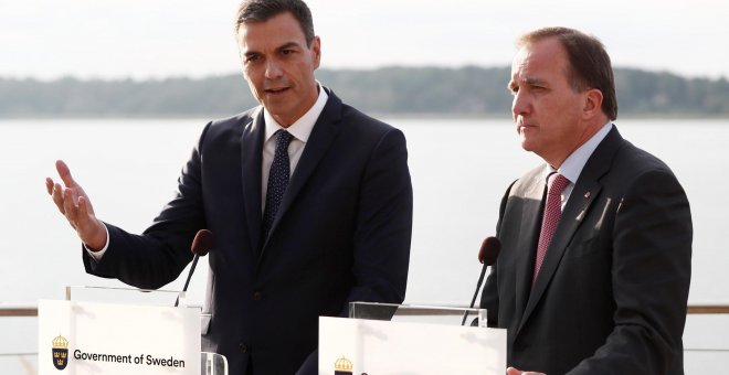 El presidente del Gobierno, Pedro Sánchez (i), junto al primer ministro de Suecia, Stefan Löfven (i), durante la rueda de prensa ofrecida tras la reunión que han mantenido en Enköping (Suecia). EFE/Mariscal
