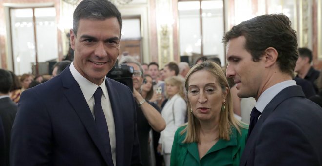 El presidente del Gobierno, Pedro Sánchez, la presidenta del Congreso, Ana Pastor, y el presidente del PP, Pablo Casado,en el Salón de los Pasos Perdidos poco antes de la presentación de los actos conmemorativos del cuarenta aniversario de la Constitución