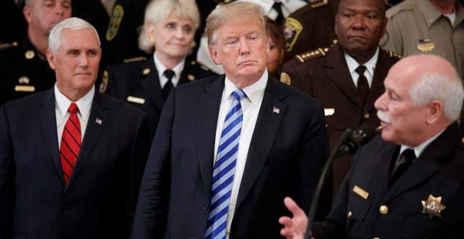 El presidente estadounidense Donald Trump (c) y el vicepresidente Mike Pence (i) participan en una reunión con alguaciles de todo el país, en la Casa Blanca. (SHAWN THEW | EFE)