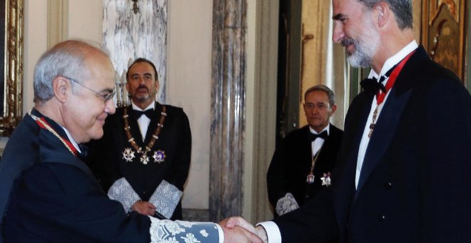 Felipe VI saluda al juez de la Audiencia Nacional e instructor del caso del "procés" Pablo Llarena, antes de presidir hoy, en la sede del Supremo, la ceremonia de apertura del Año Judicial. EFE/Angel Díaz