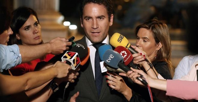 El secretario general del PP, Teodoro García Egea, atiende a la prensa en la puerta de los leones del Congreso de los Diputados. /EFE